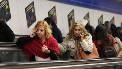 Usuarias de móvil, en el metro de Madrid.