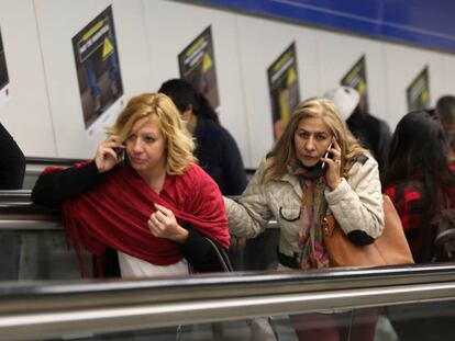Usuarias de móvil, en el metro de Madrid.
