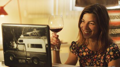 Natalia Tena, cenando a distancia con su pareja, en una escena de la película '10.000 km'.