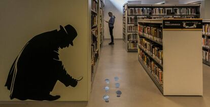 La biblioteca de Montbau de Barcelona reúne unos 800 libros de Paco Camarasa.