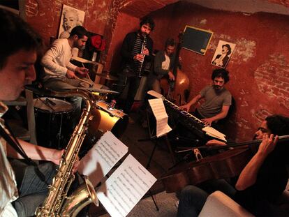 Nacho Mastretta, al fondo de la sala con el clarinete, ayer en un ensayo con el grupo.