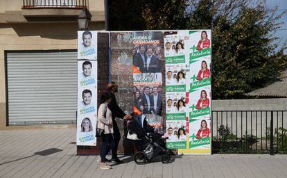 Un muro con carteles electorales en el municipio granadino de Las Gabias.