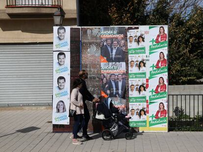 Un muro con carteles electorales en el municipio granadino de Las Gabias.