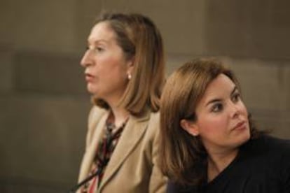 La vicepresidenta del Gobierno, Soraya Sáenz de Santamaría (d) y la ministra de Fomento, Ana Pastor, durante la rueda de prensa posterior al Consejo de Ministros celebrada hoy en La Moncloa. EFE/Paco Campos