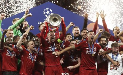 Los jugadores del Liverpool celebran el triunfo en la final de la Champions League, tras derrotar a un novato Tottenham en el estadio Wanda Metropolitano de Madrid, el 1 de junio. Un gol de lo más prematuro y otro ya terminal entronizaron por sexta vez al Liverpool, solo superado por el Real Madrid (13) y el Milan (7) en el número de trofeos.