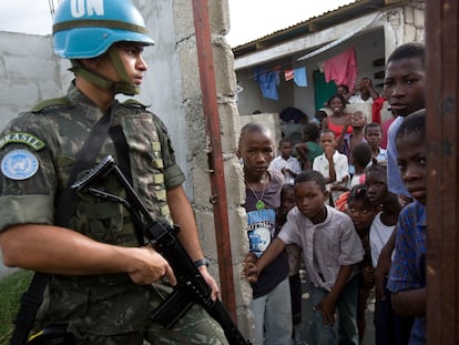 Un elemento de la misión de las Naciones Unidas hace guardia en una escuela en Puerto Príncipe, en mayo de 2008.