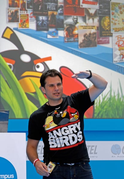 Julien Fourgeaud, jefe de producto de Rovio, durante la conferencia realizada sobre el juego 'Angry Birds' en la segunda jornada de la Campus party de Valencia.