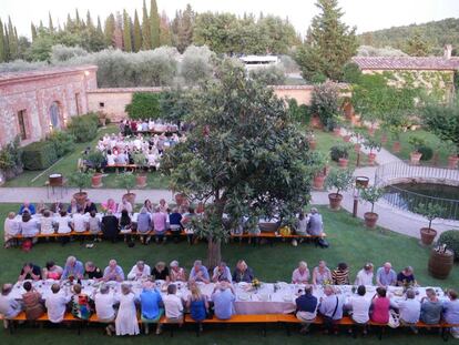 Cena del público y los músicos en los jardines de Sant' Anna in Camprena previa al concierto del martes por la noche.