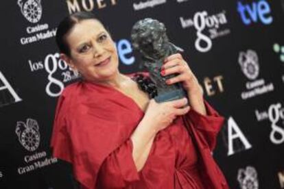 La actriz Terele Pávez tras recibir el Goya a la "Mejor interpretación femenina de reparto", por su trabajo en la película "Las Brujas de Zugarramurdi", durante la gala de entrega de los 28 premios Goya. EFE/Archivo
