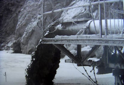 Imagen de cómo salían los residuos que se asemejaban a un lodo en 1965. El chorro se cambiaba de sitio cuando se sepultaba el mar de una zona