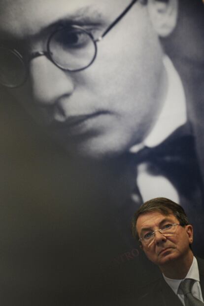 Gerard Mortier, durante la presentación, el 24 de marzo, de su primera temporada al frente del Teatro Real. A su espalda, un retrato de Kurt Weill.