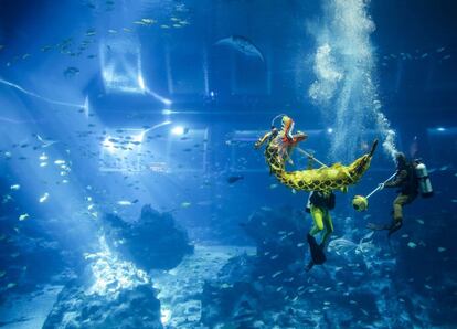 Un buzo realiza una danza del dragón durante la celebración del Año Nuevo Lunar en el Open Ocean Aquarium, en Singapur (Singapur).