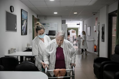 Una profesional ayuda a una usuaria de la residencia geriátrica Sant Pere les Fonts de Terrassa.