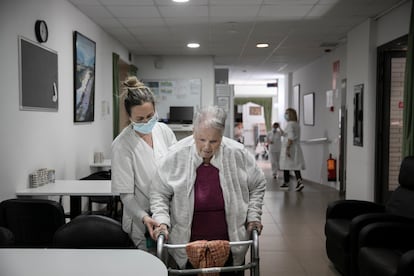 Una trabajadora de la residencia Sant Pere les Fonts de Terrassa acompaña a una usuaria.