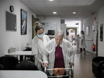 Una profesional ayuda a una usuaria de la residencia geriátrica Sant Pere les Fonts de Terrassa.