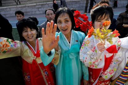 Una mujer norcoreanas saludan a los fotógrafos durante la inauguración.
