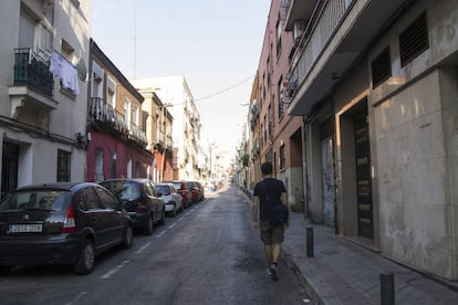 Sergio C. Fanjul, de paseo por uno de los 21 distritos de la capital.