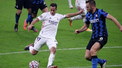 Lucas Vázquez dispara ante De Vrij durante el Inter-Real Madrid de la pasada temporada.