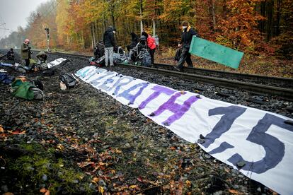 Unos 40 activistas cortaron una línea férrea la semana pasada, coincidendo con la COP 26, cerca de la planta de carbón de Neurath, en Grevenbroich (Alemania), en protesta por la ampliación de las minas de carbón de la zona.