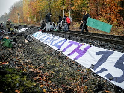 Unos 40 activistas cortaron una línea férrea la semana pasada, coincidendo con la COP 26, cerca de la planta de carbón de Neurath, en Grevenbroich (Alemania), en protesta por la ampliación de las minas de carbón de la zona.