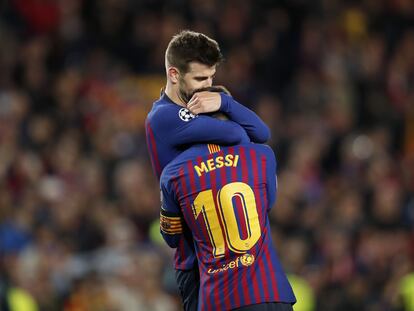 Piqué saluda cariñosamente a Messi durante un partido de Champions con el Barça.