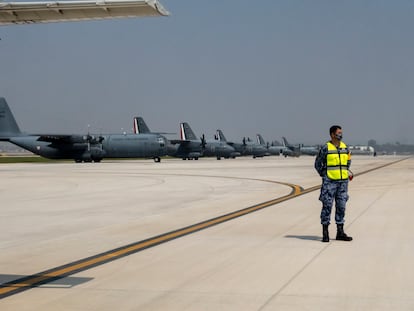 Un militar hace guardia en el hangar de funcionarios en el nuevo aeropuerto de Ciudad de México Felipe Ángeles.