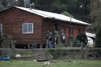 Personal militar y policial realizan operativos en comunidades cercanas al lugar del homicidio, el 28 de abril.