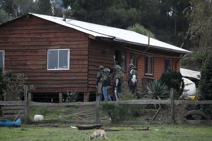 Personal militar y policial realizan operativos en comunidades cercanas al lugar del homicidio, el 28 de abril.