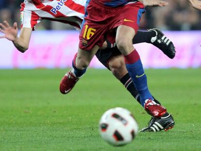 Busquets e Iturraspe, durante un partido. 