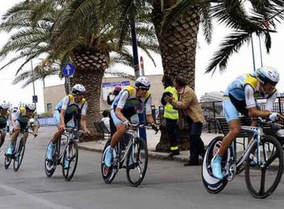 Alberto Contador y sus compañeros del Astana, durante la contrarreloj de ayer en Palermo.