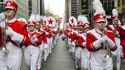 Una banda de múscia participa en el desfile del Día de Acción de Gracias en Nueva York.