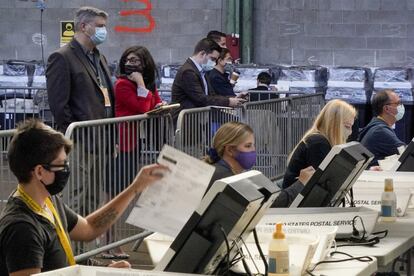 Observadores electorales siguen las labores de escrutinio en una oficina del condado de Allegheny, en Pittsburgh, el 6 de noviembre.