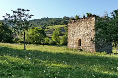 A la entrada de la finca se ubican las cuadras y dependencias para el ganado y otra vivienda con saln con chimenea, cocina, comedor, dos ba?os y tres dormitorios. Cuenta adems con una panera de 40 metros que data del siglo XIX. Bajo sta, hay un lavadero formado por dos grandes pilones de piedra y un pozo.