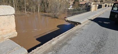 Desprendimiento de parte de la estructura del puente de San Esteban de Gormaz, en Soria.