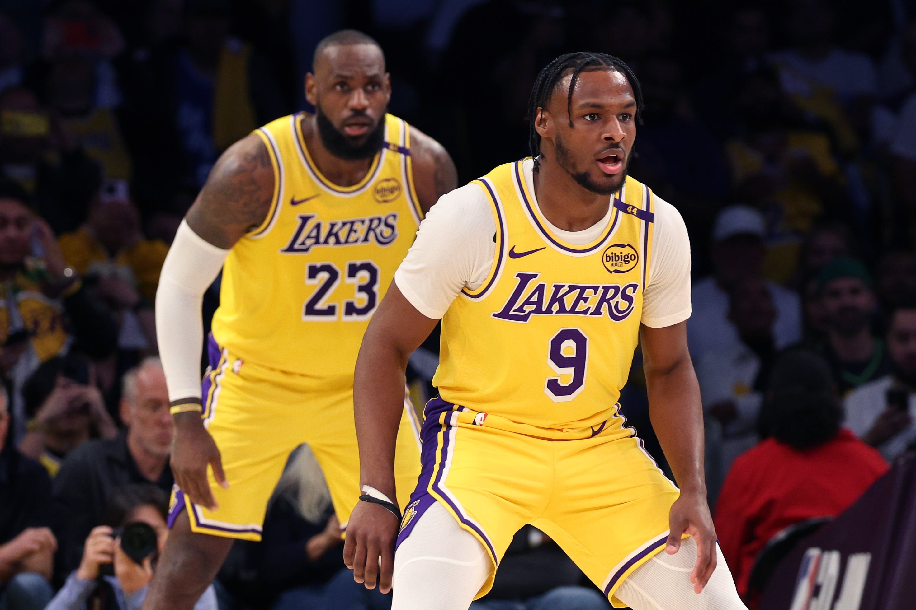 LeBron James, detrás de su hijo Bronny James en el partido de Los Angeles Lakers contra los Minnesota Timberwolves del pasado 22 de octubre.