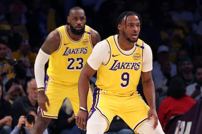 LeBron James, detrás de su hijo Bronny James en el partido de Los Angeles Lakers contra los Minnesota Timberwolves del pasado 22 de octubre.