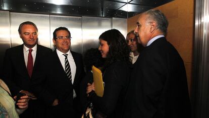 Jorge Bellver, recién nombrado portavoz del grupo parlamentario del PP, en un ascensor de las Cortes valencianas junto a Alberto Fabra y Rafael Blasco, su predecesor en el cargo.