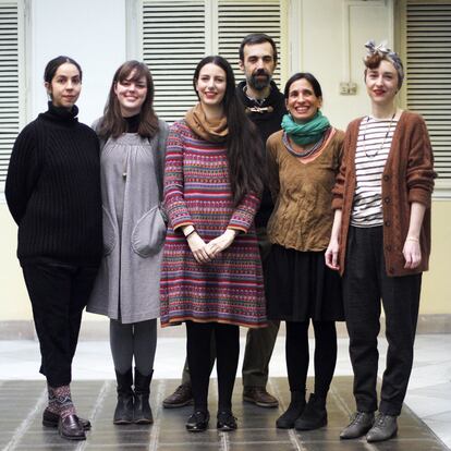 De izquierda a derecha, Laura Martínez del Pozo, Ana González de la Peña, Inés Aguilar, Javier Gutiérrez , Gavina Ligas y Julia Vergara, en el patio del Palacio de Gaviria.