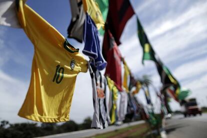 Jerseys a la venta en una calle de Brasilia.