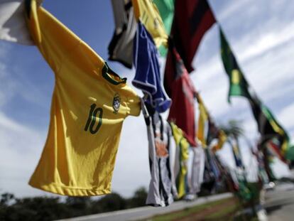 Jerseys a la venta en una calle de Brasilia.