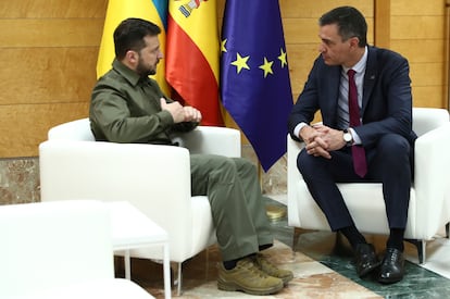 Zelenski y Sánchez en Granada el pasado año.