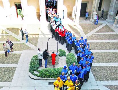 Profesores universitarios, vestidos con el traje académico, durante la conmemoración de la primera clase que se impartió en la Universidad de Alcalá.