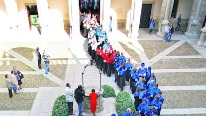 Profesores universitarios, vestidos con el traje académico, durante la conmemoración de la primera clase que se impartió en la Universidad de Alcalá.