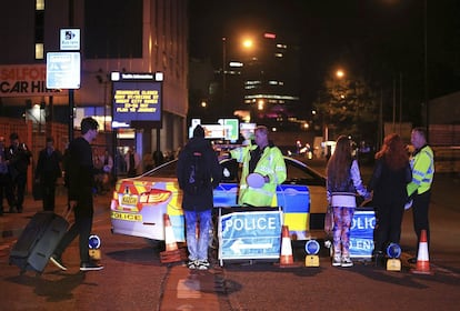 Servicios de emergencia, en las inmediaciones del Manchester Arena.