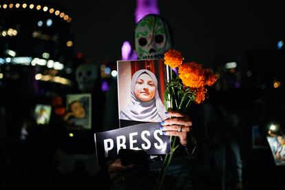 Una manifestante sostiene un retrato de la periodista Saman Mema, asesinada por el ejército israelí en octubre de 2023.