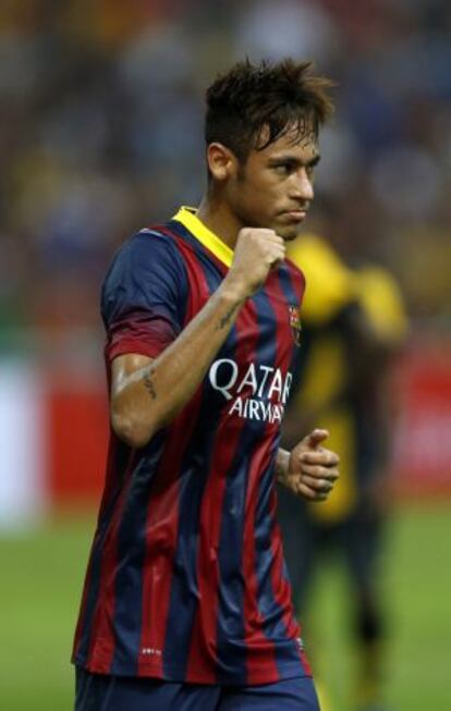 Neymar celebra un gol durante la gira en Malasia