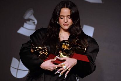 Rosalía sujeta los tres Grammy Latinos.
