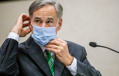 O governador do Texas, Greg Abbott, coloca uma máscara.