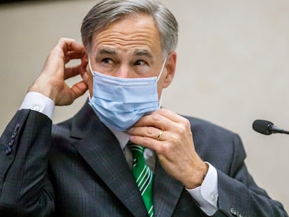 El gobernador de Texas, Greg Abbott, se coloca una mascarilla.