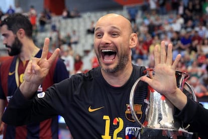 Saric, con la Copa, señala los siete títulos conseguidos por el Barça.